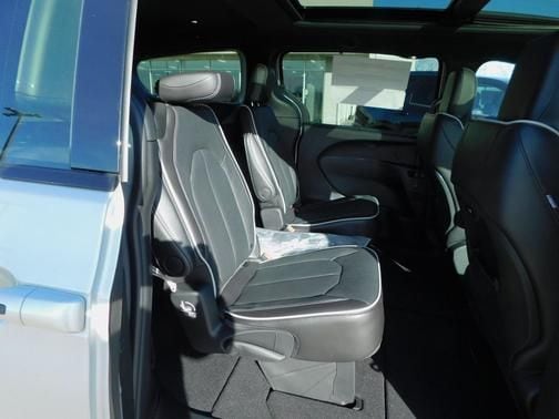 2026 Chrysler Pacifica Limited - Photo 6