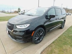 2026 Chrysler Pacifica Select Passenger Van