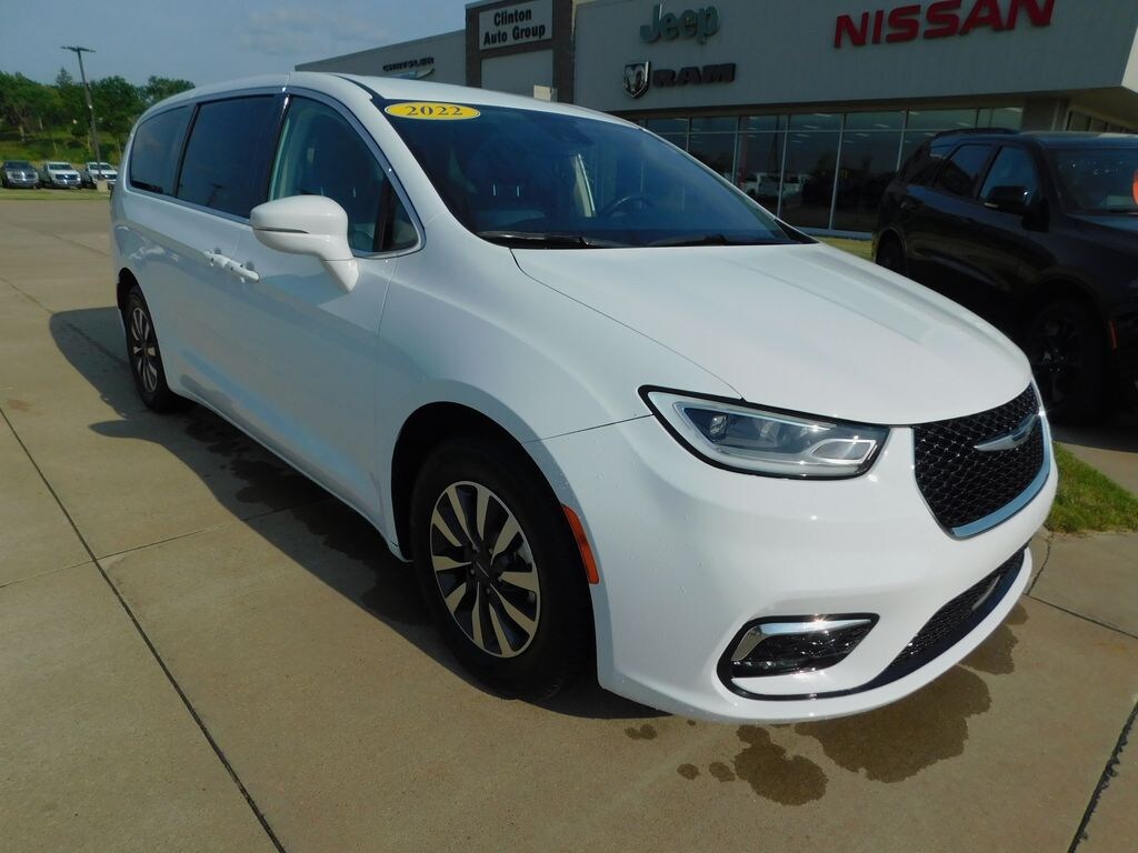 Used 2022 Chrysler Pacifica Hybrid Touring L Minivan/Van