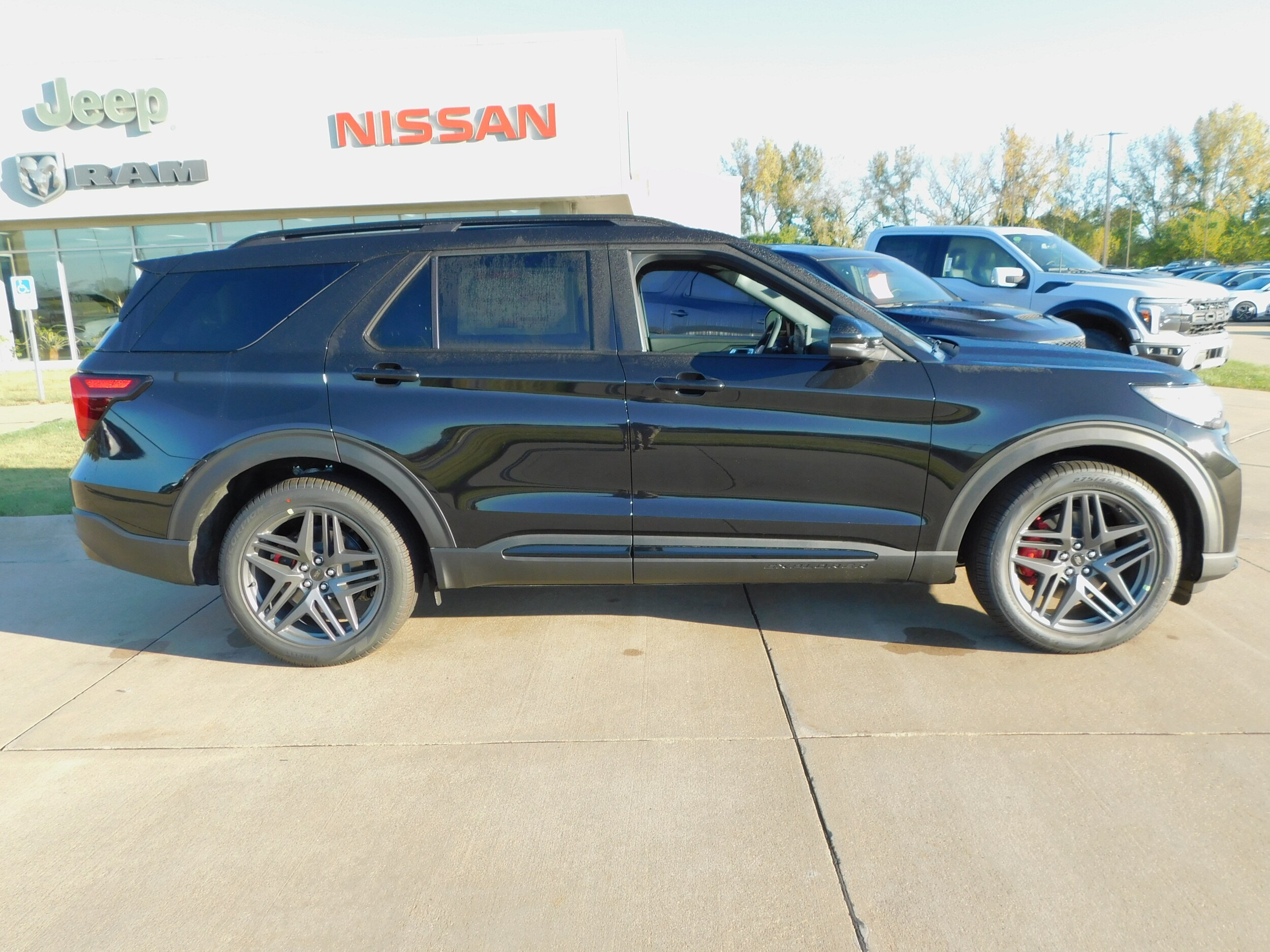 2025 Ford Explorer ST photo 4