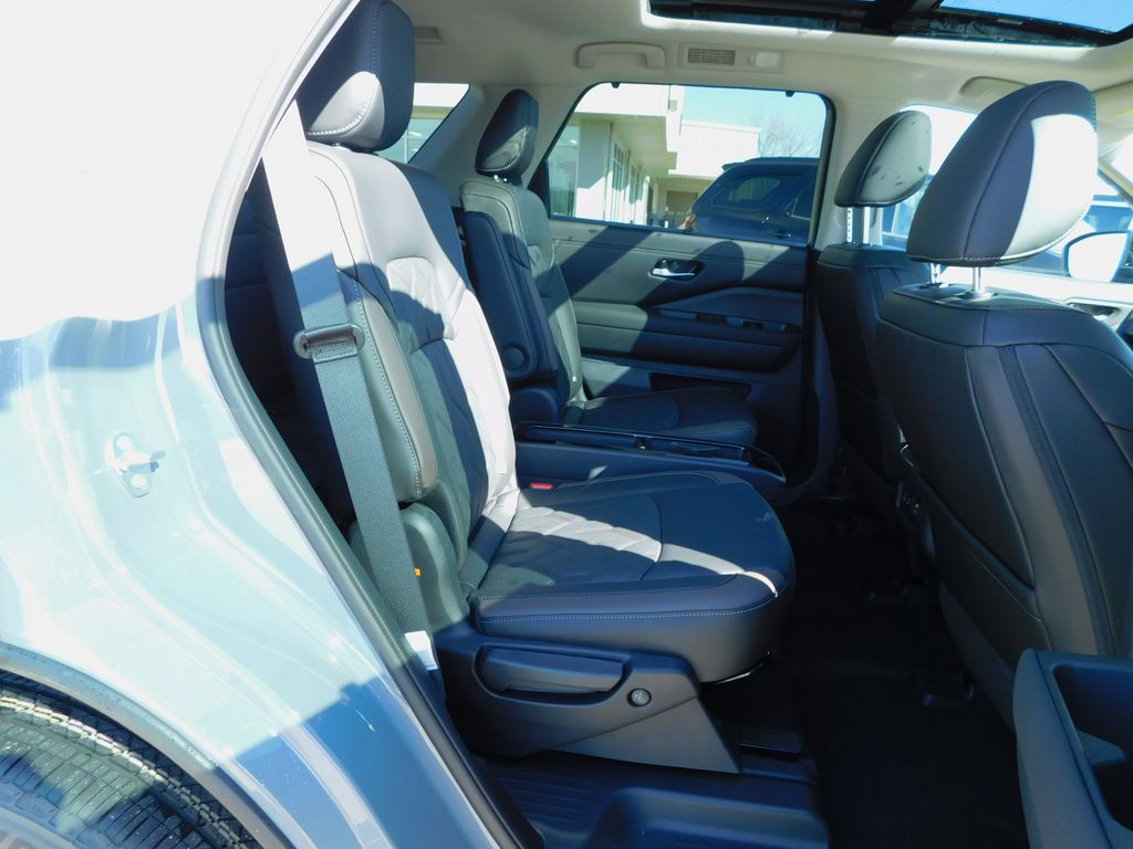 2026 Nissan Pathfinder Platinum - Photo 6