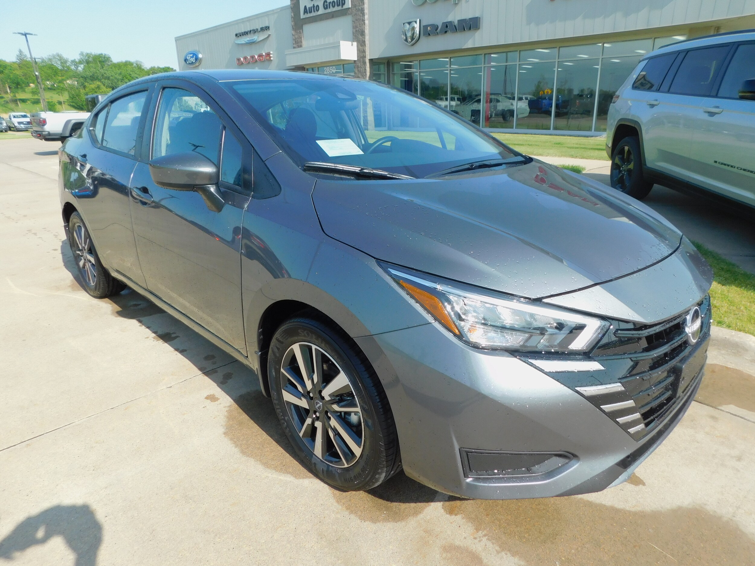 2025 Nissan Versa 1.6 SV photo 3