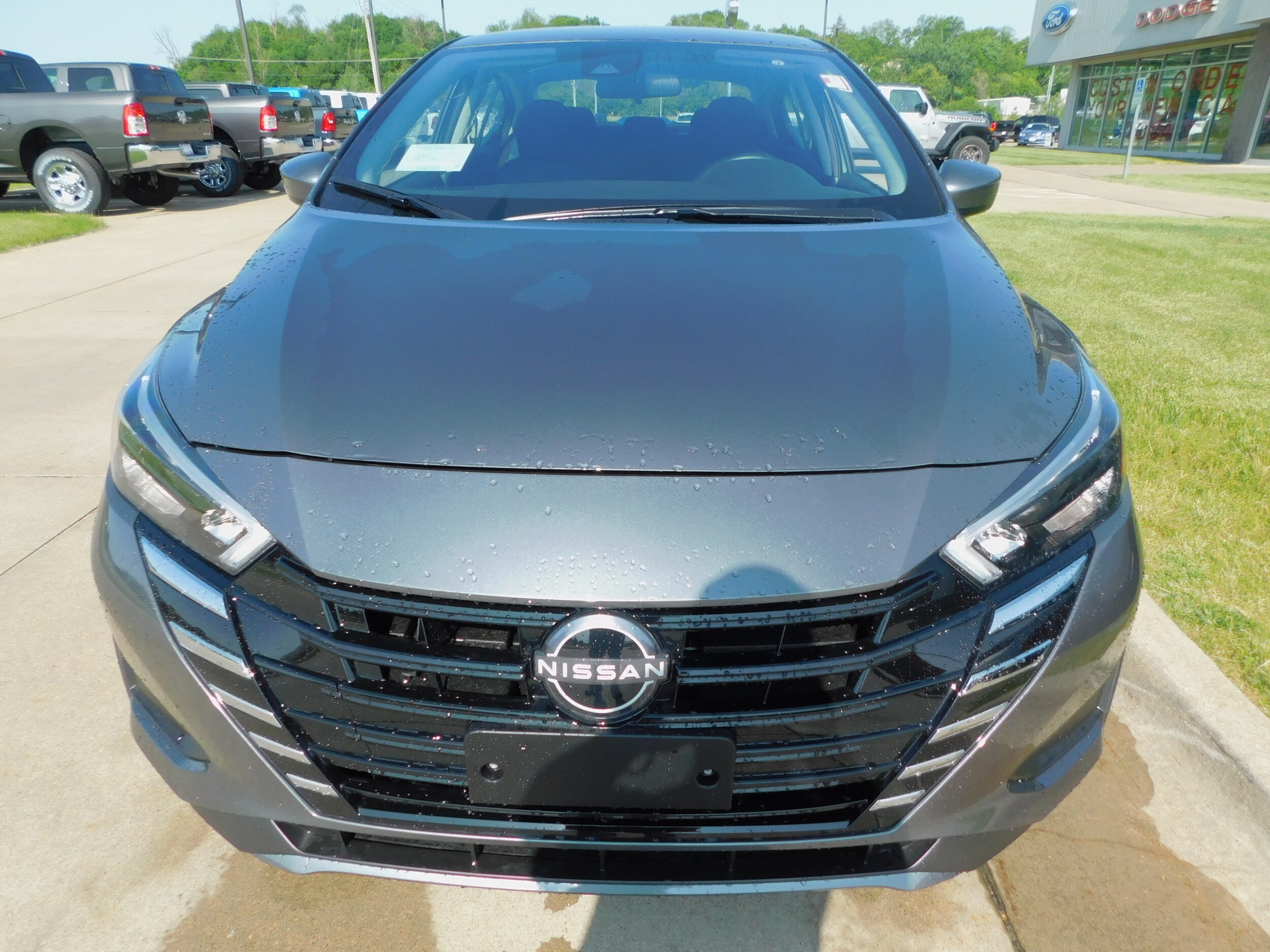 2025 Nissan Versa 1.6 SV photo 2