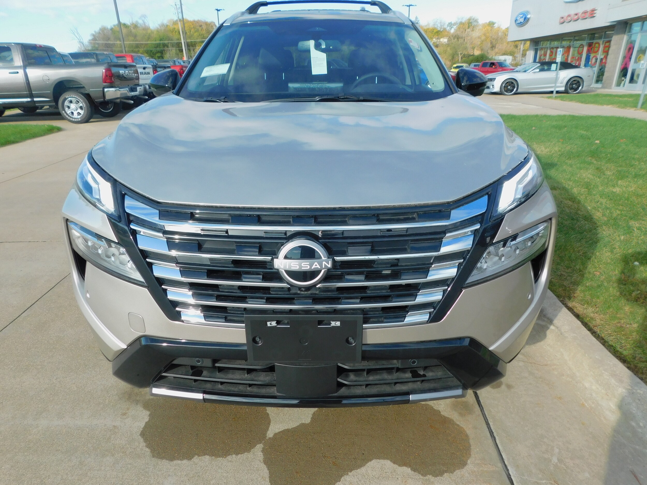 2026 Nissan Rogue Platinum photo 2