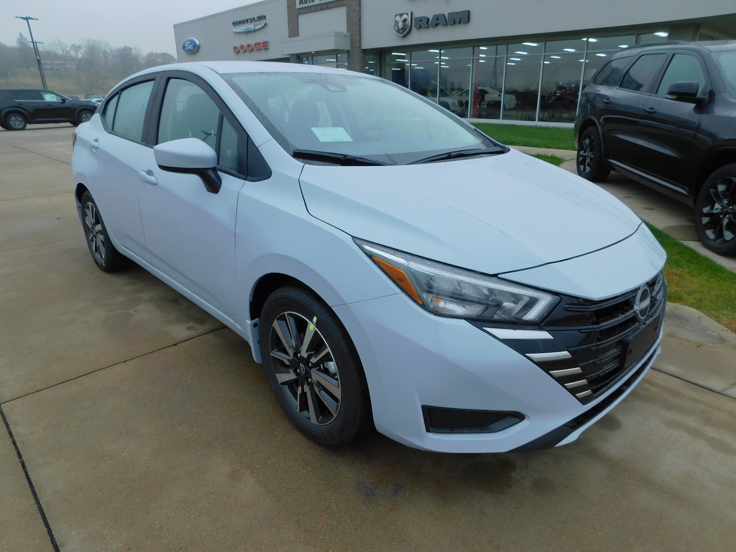 2025 Nissan Versa 1.6 SV photo 3