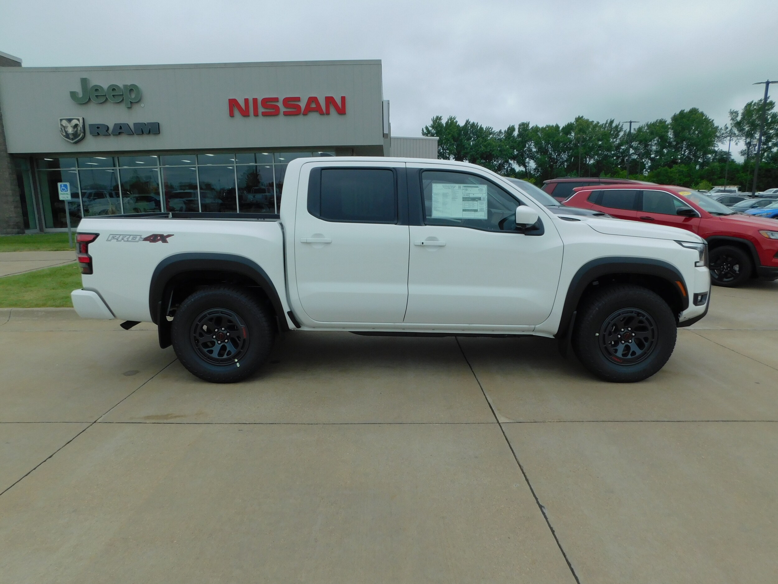 2025 Nissan Frontier PRO-4X photo 4