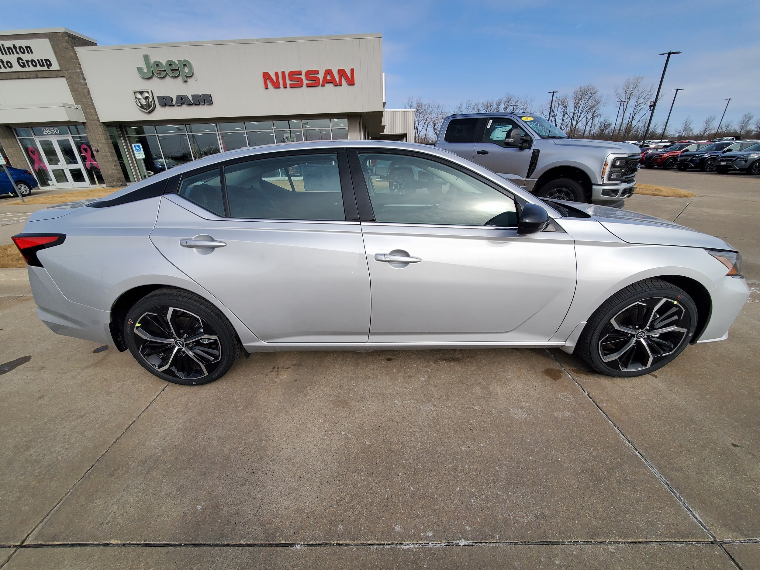 2025 Nissan Altima SR photo 4