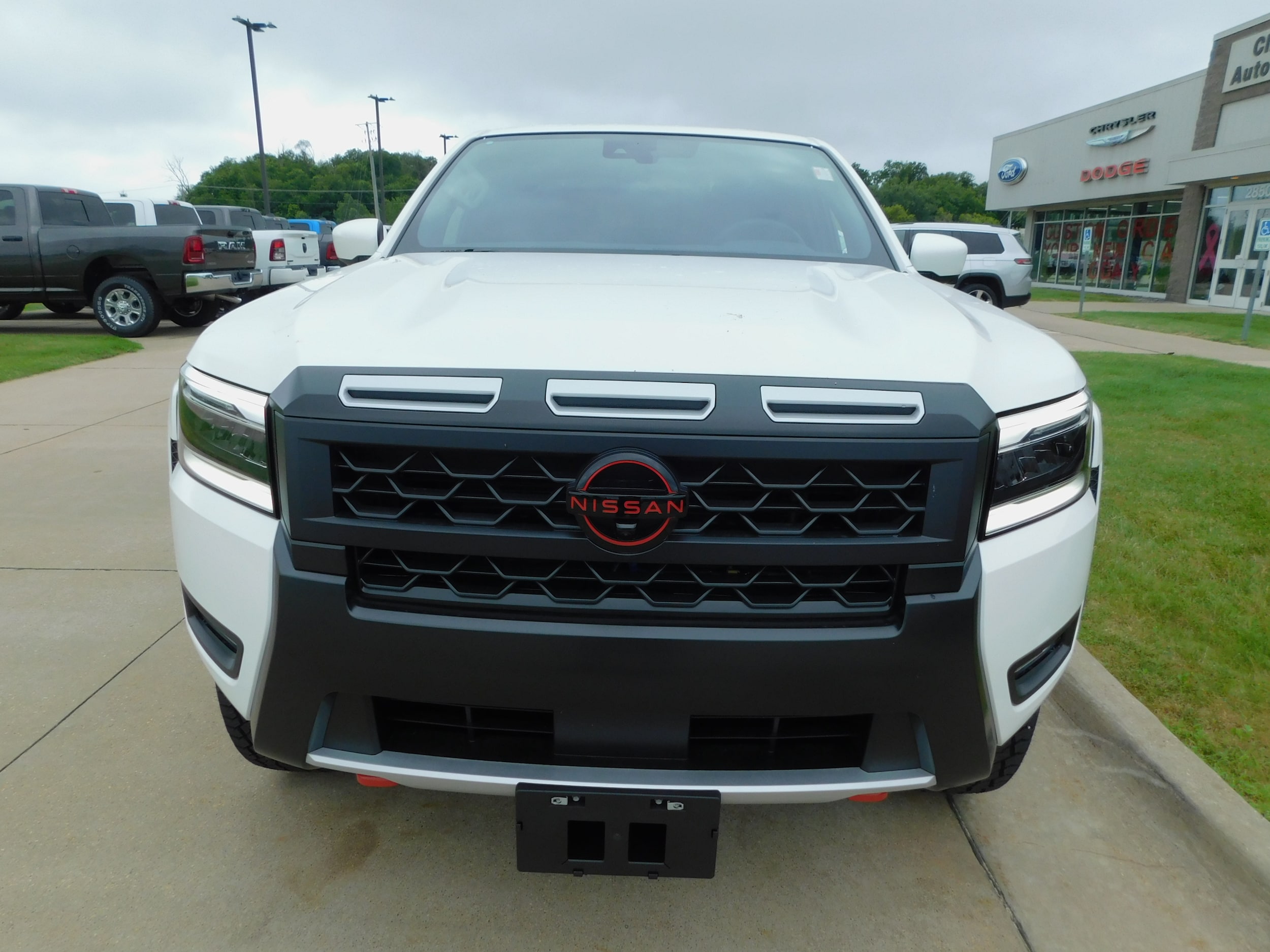 2025 Nissan Frontier PRO-4X photo 2
