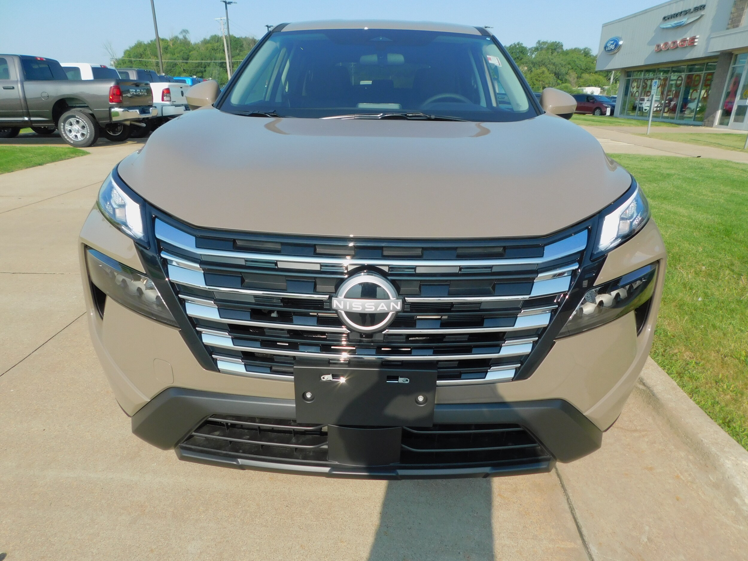 2025 Nissan Rogue SV photo 2