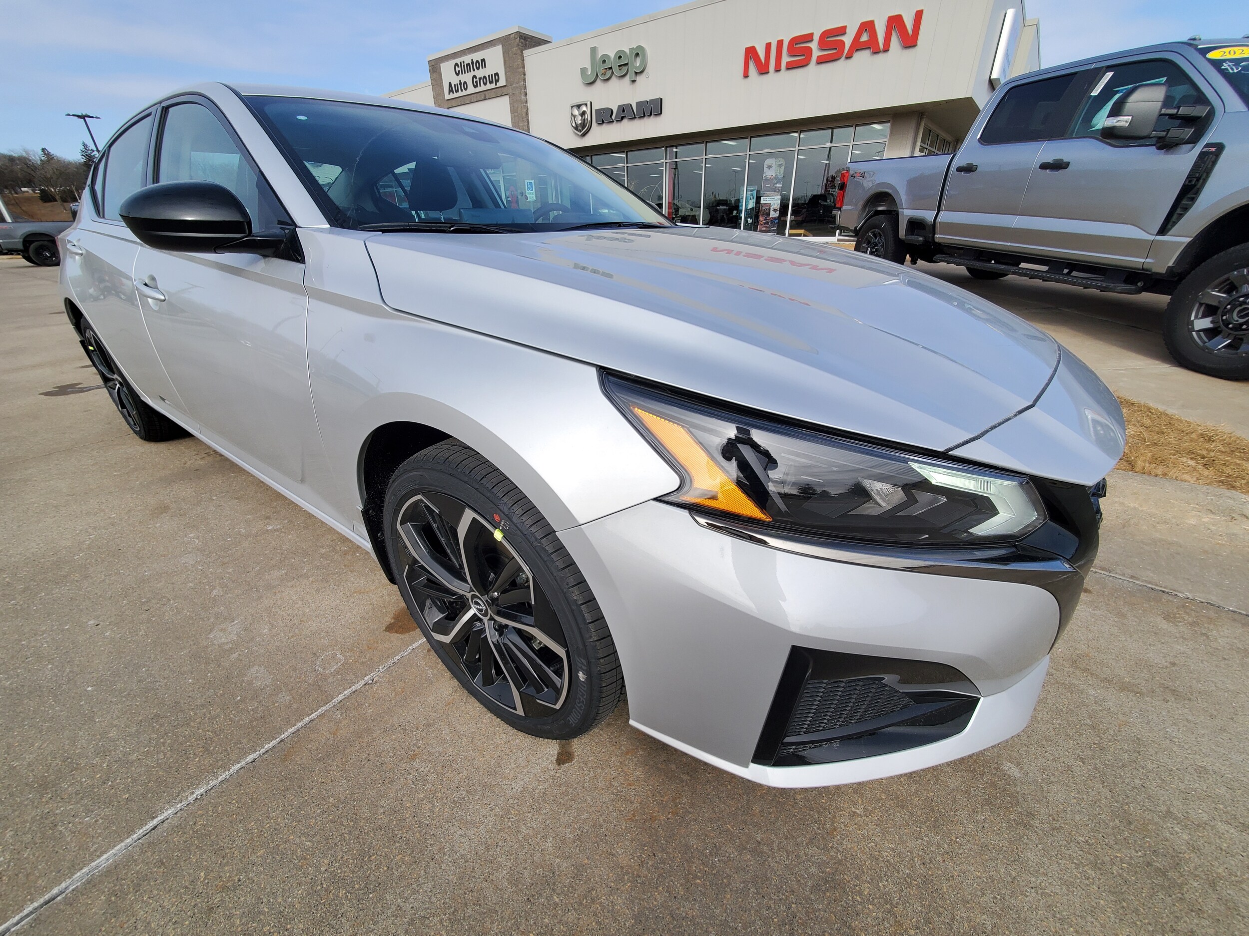 2025 Nissan Altima SR photo 3