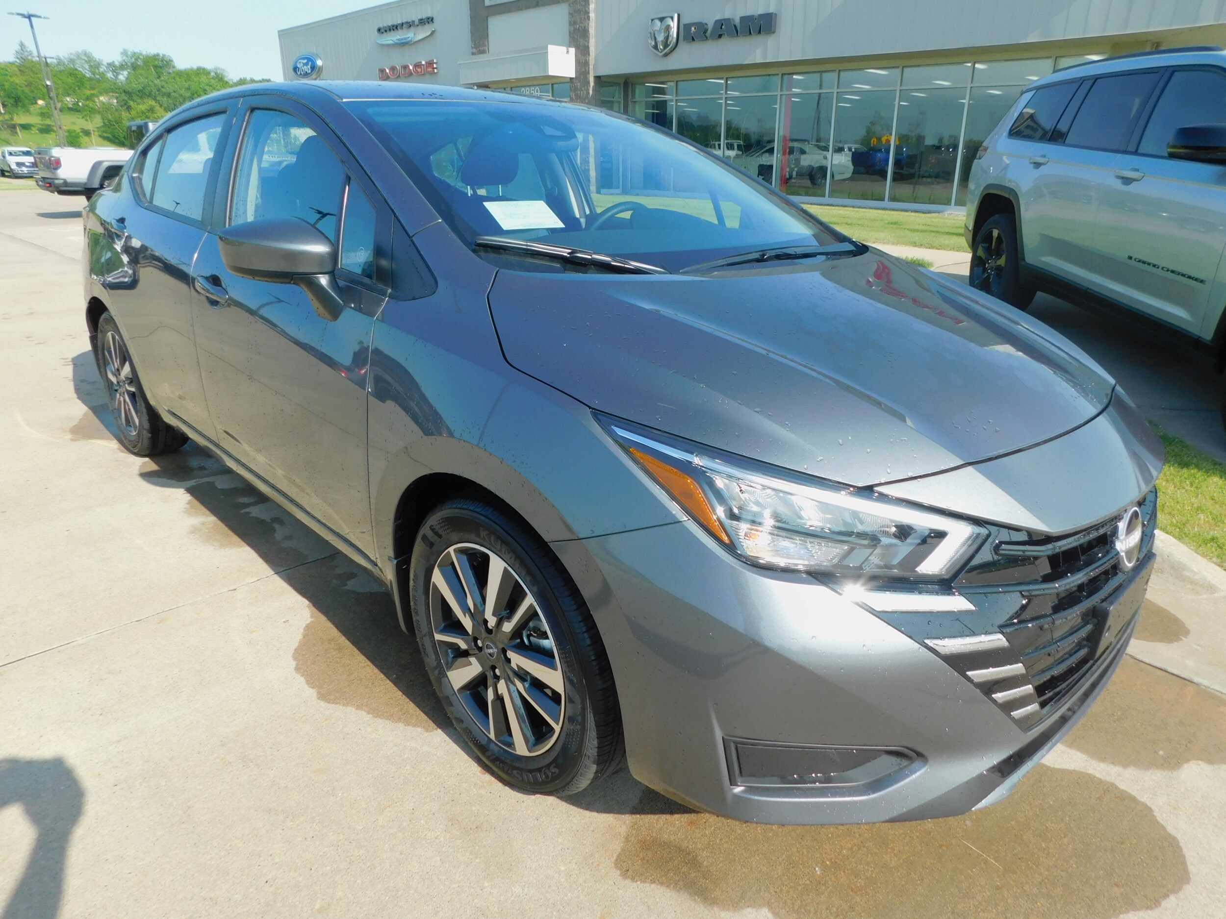 2025 Nissan Versa 1.6 SV photo 3