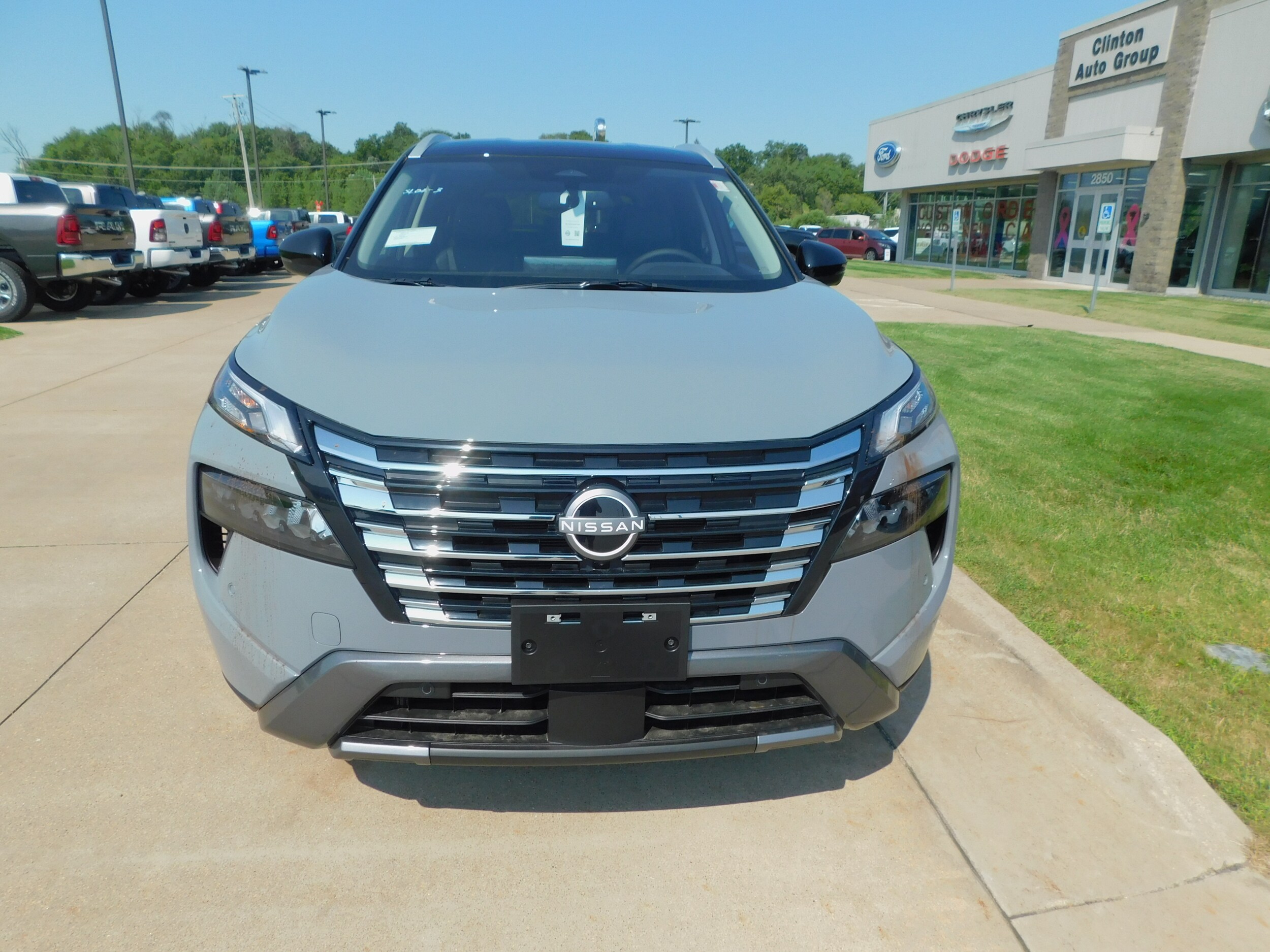 2025 Nissan Rogue SL photo 2