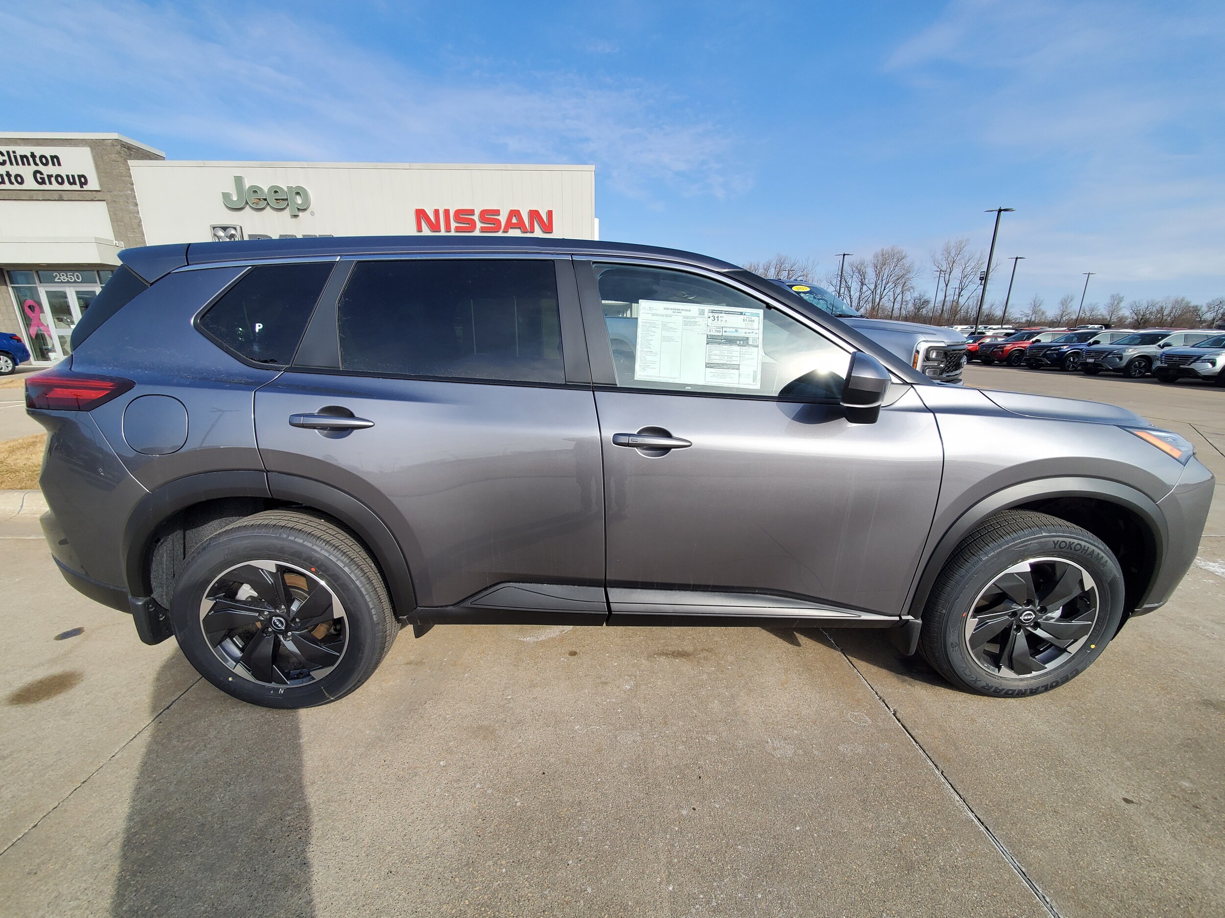 2025 Nissan Rogue SV photo 4