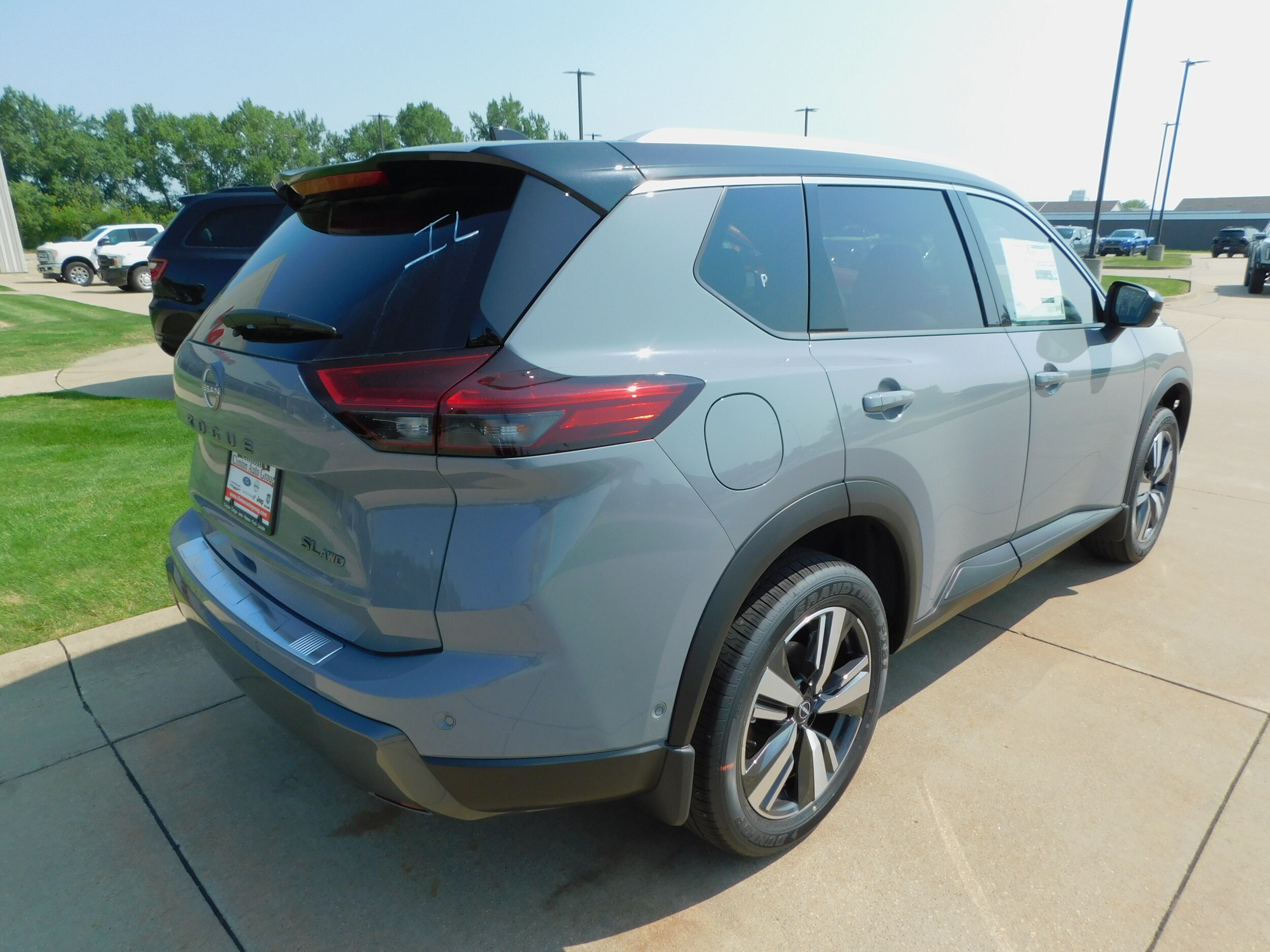 2025 Nissan Rogue SL photo 3