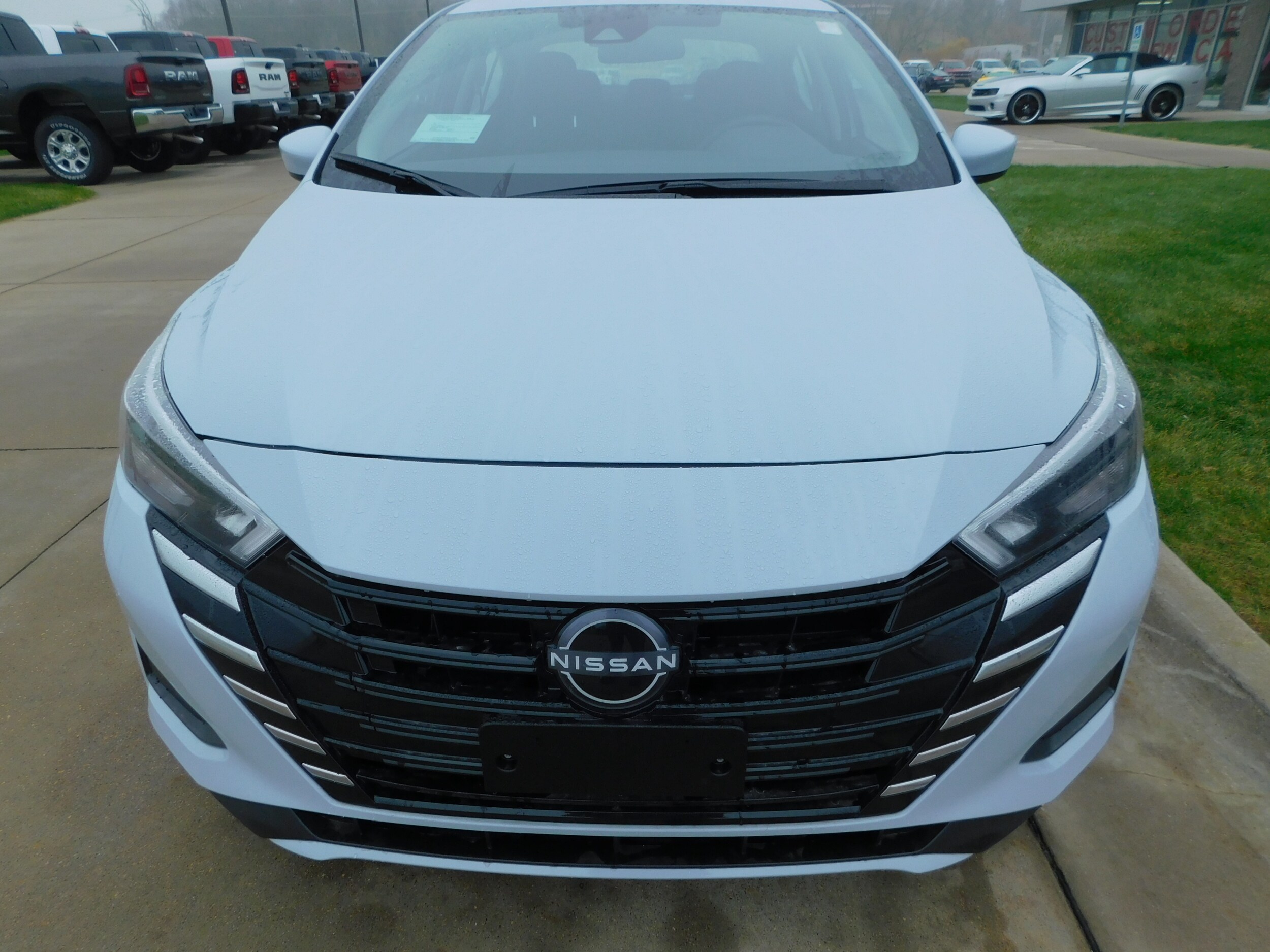 2025 Nissan Versa 1.6 SV photo 2