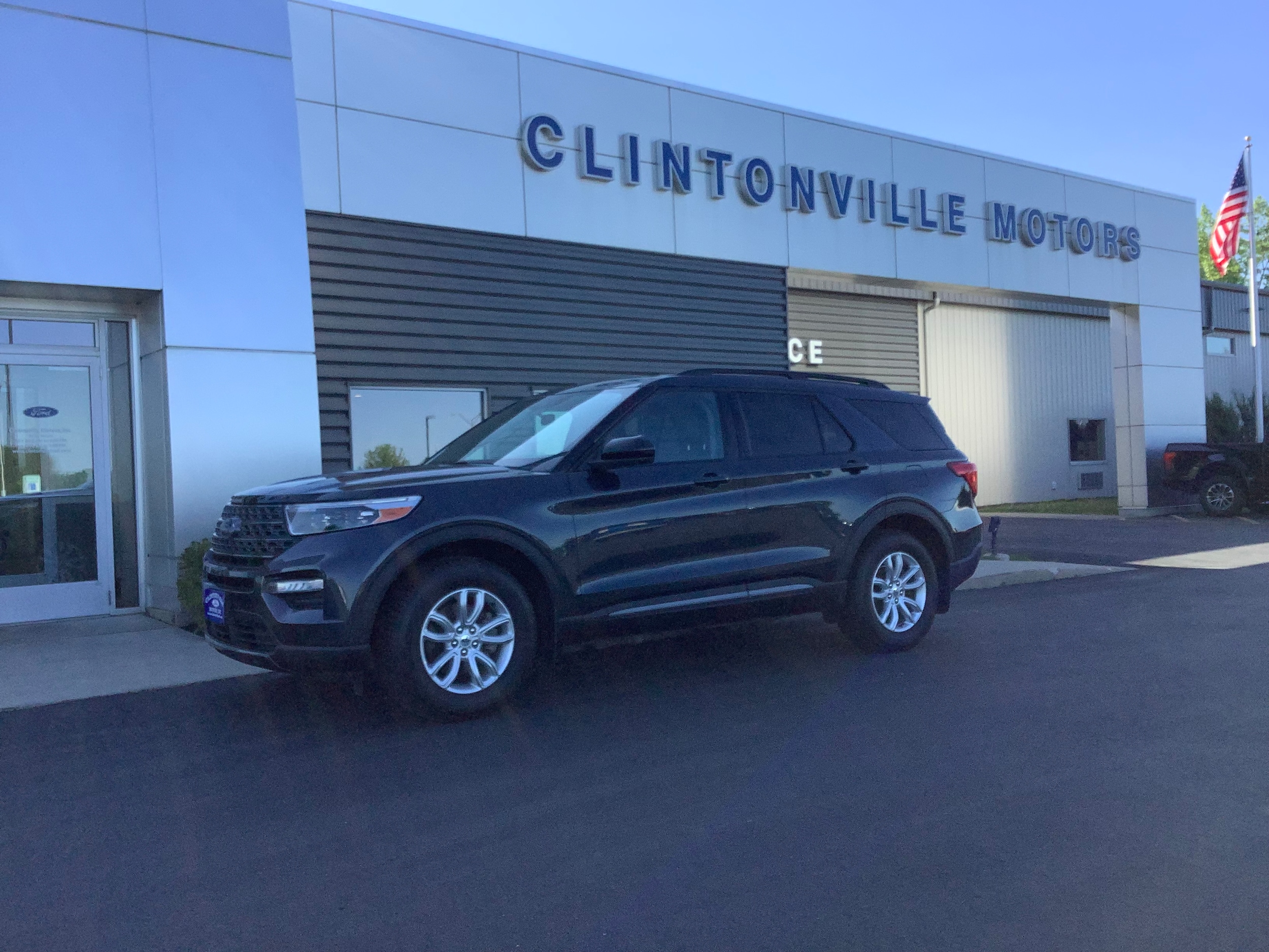 2023 Ford Explorer XLT 4WD's photo