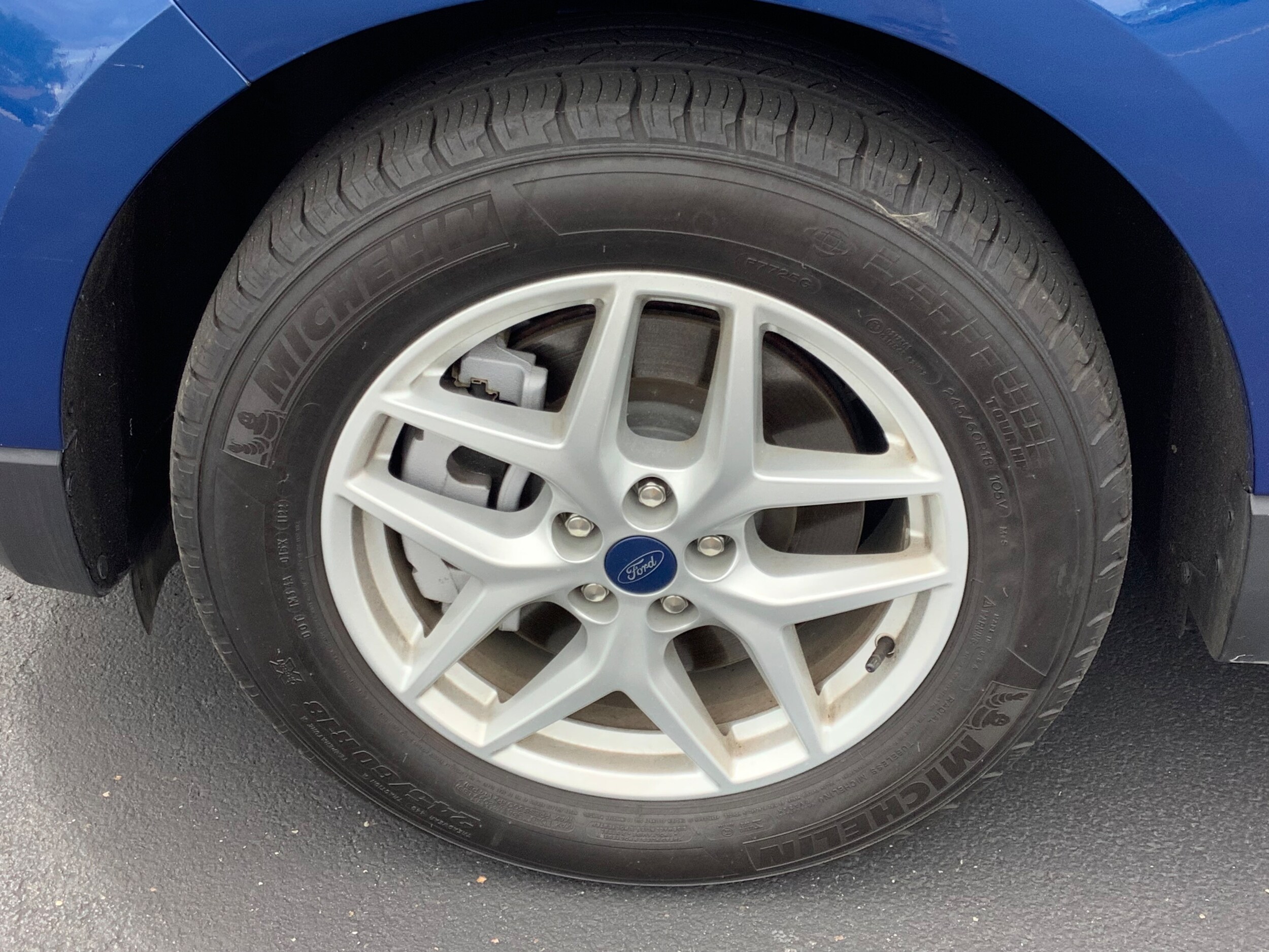 2022 Ford Edge SEL photo 2