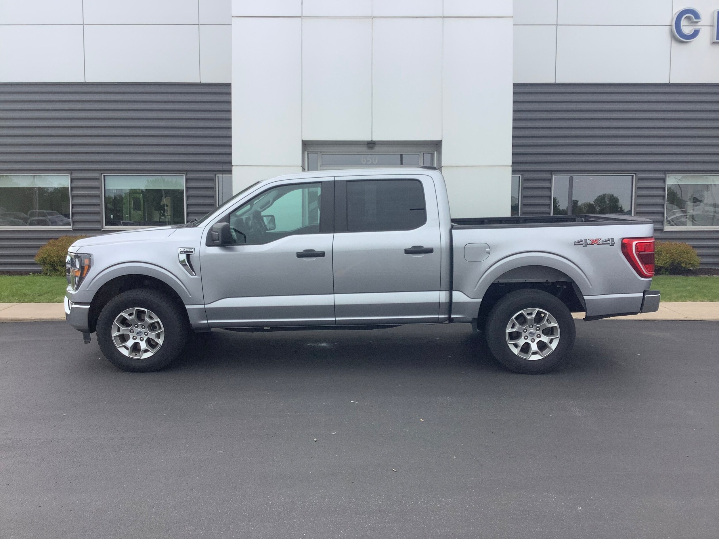 2023 Ford F-150 XLT photo 2