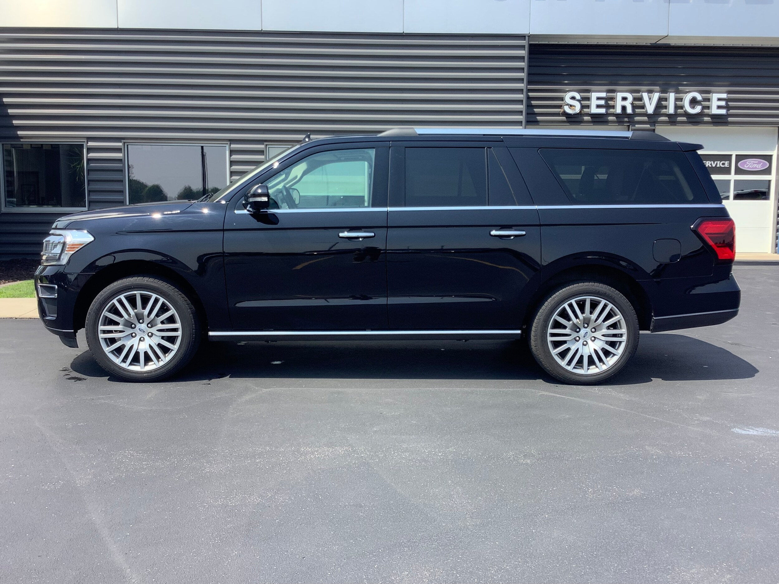 2023 Ford Expedition MAX Limited photo 2