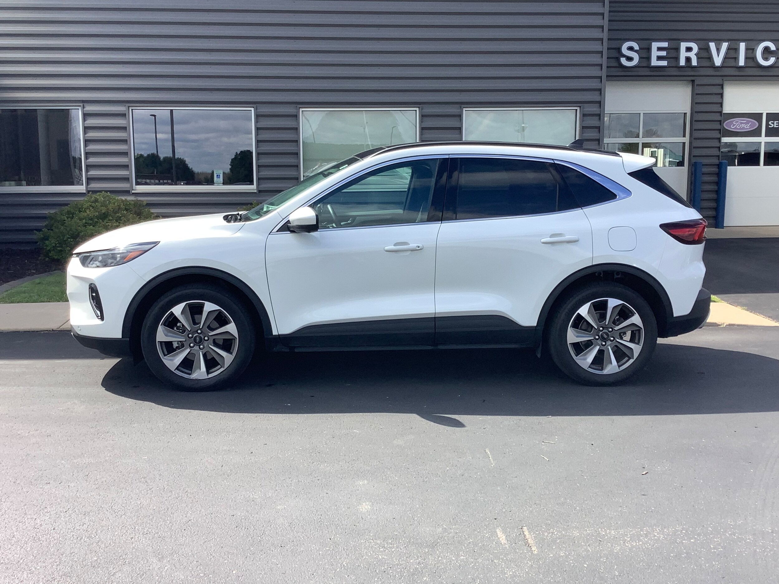 2023 Ford Escape Platinum photo 2