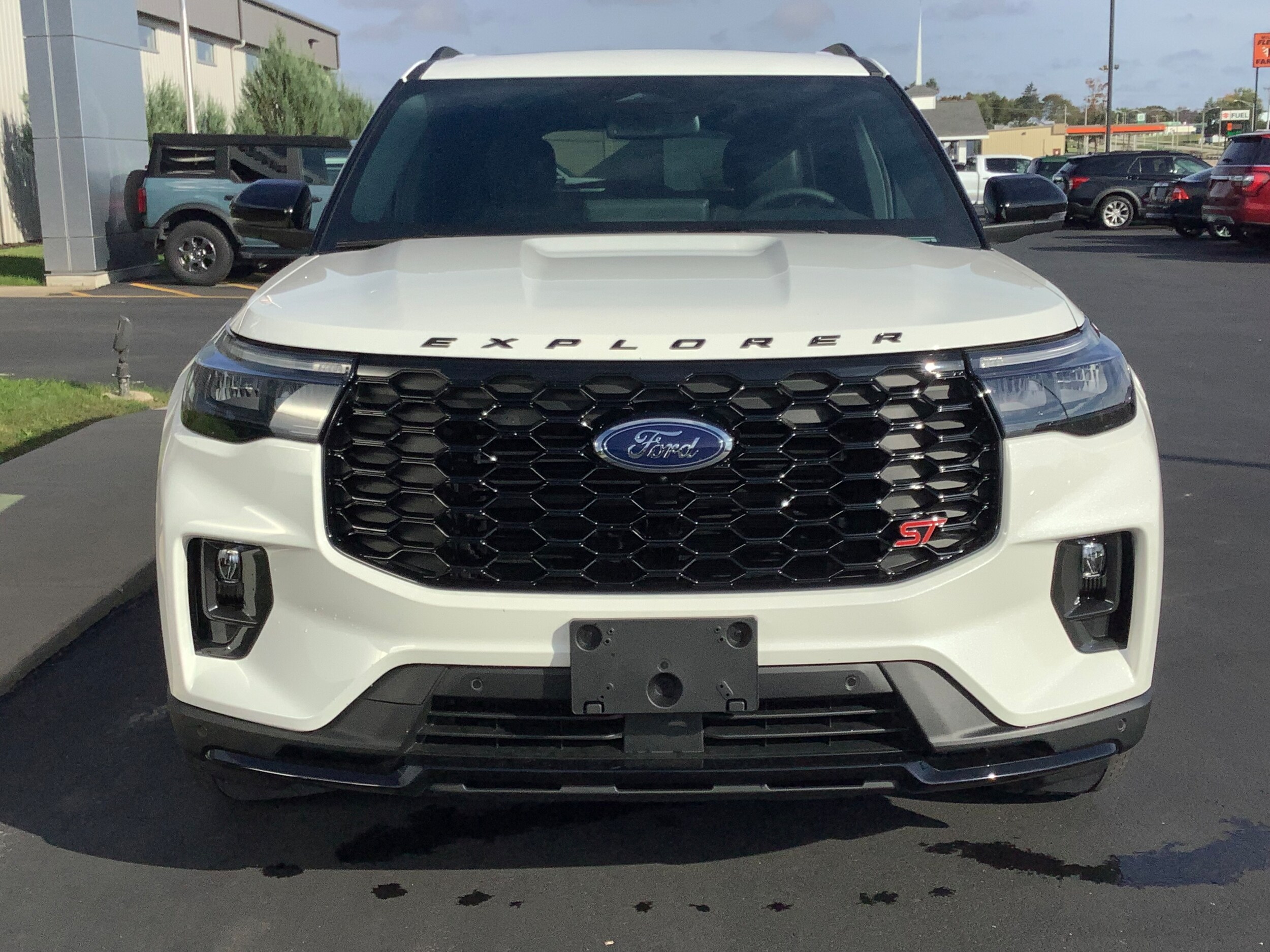 2025 Ford Explorer ST photo 2