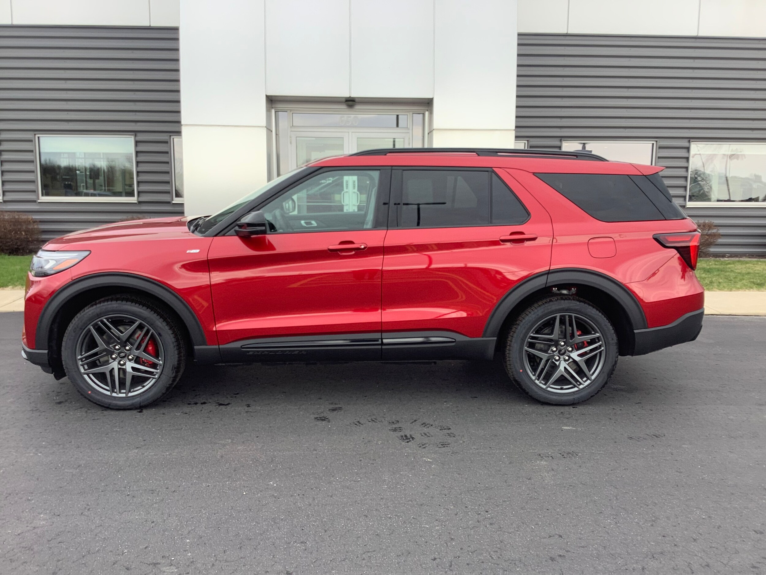 2025 Ford Explorer ST-Line photo 2