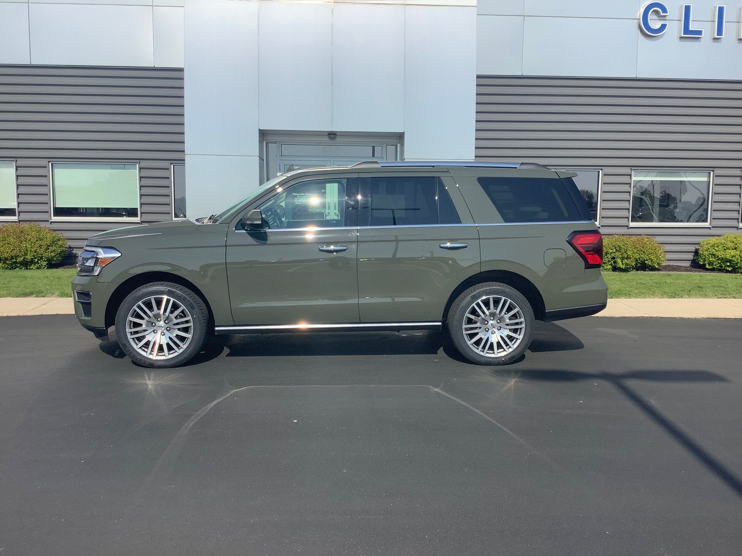 2024 Ford Expedition Limited photo 2