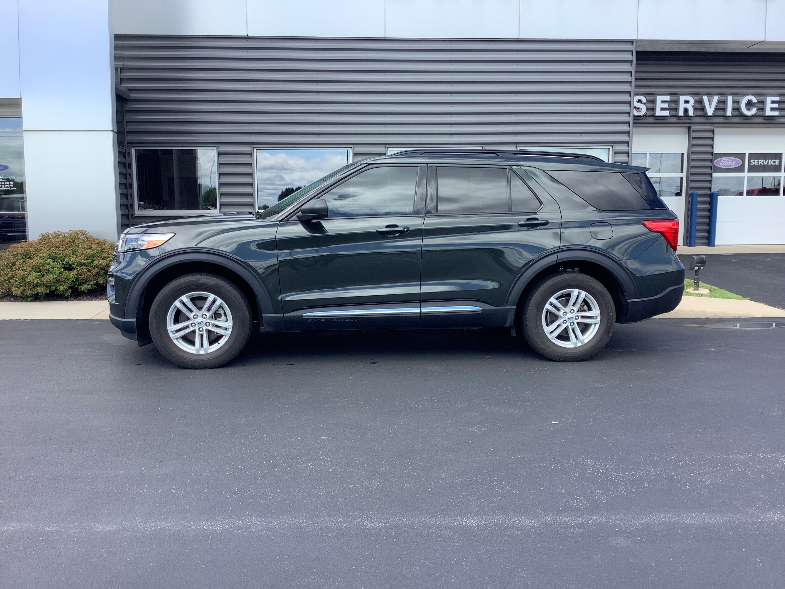 2023 Ford Explorer XLT photo 2