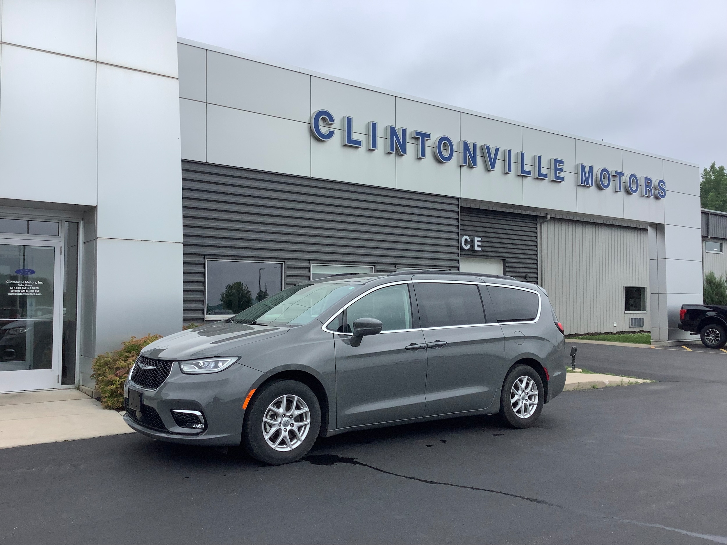 2022 Chrysler Pacifica Touring L's photo