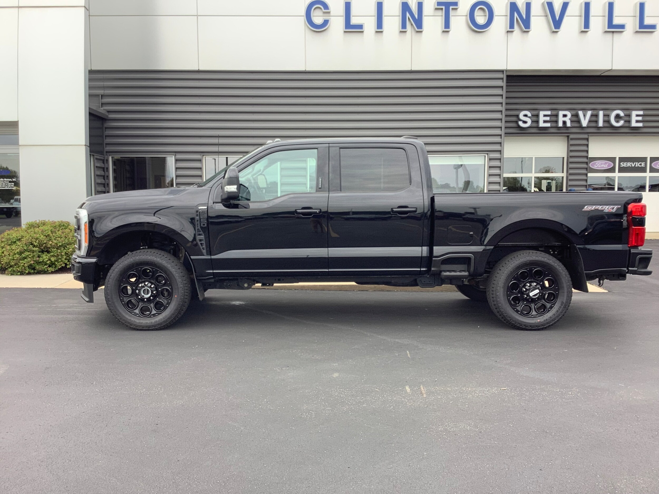 2023 Ford F-250 Lariat photo 2