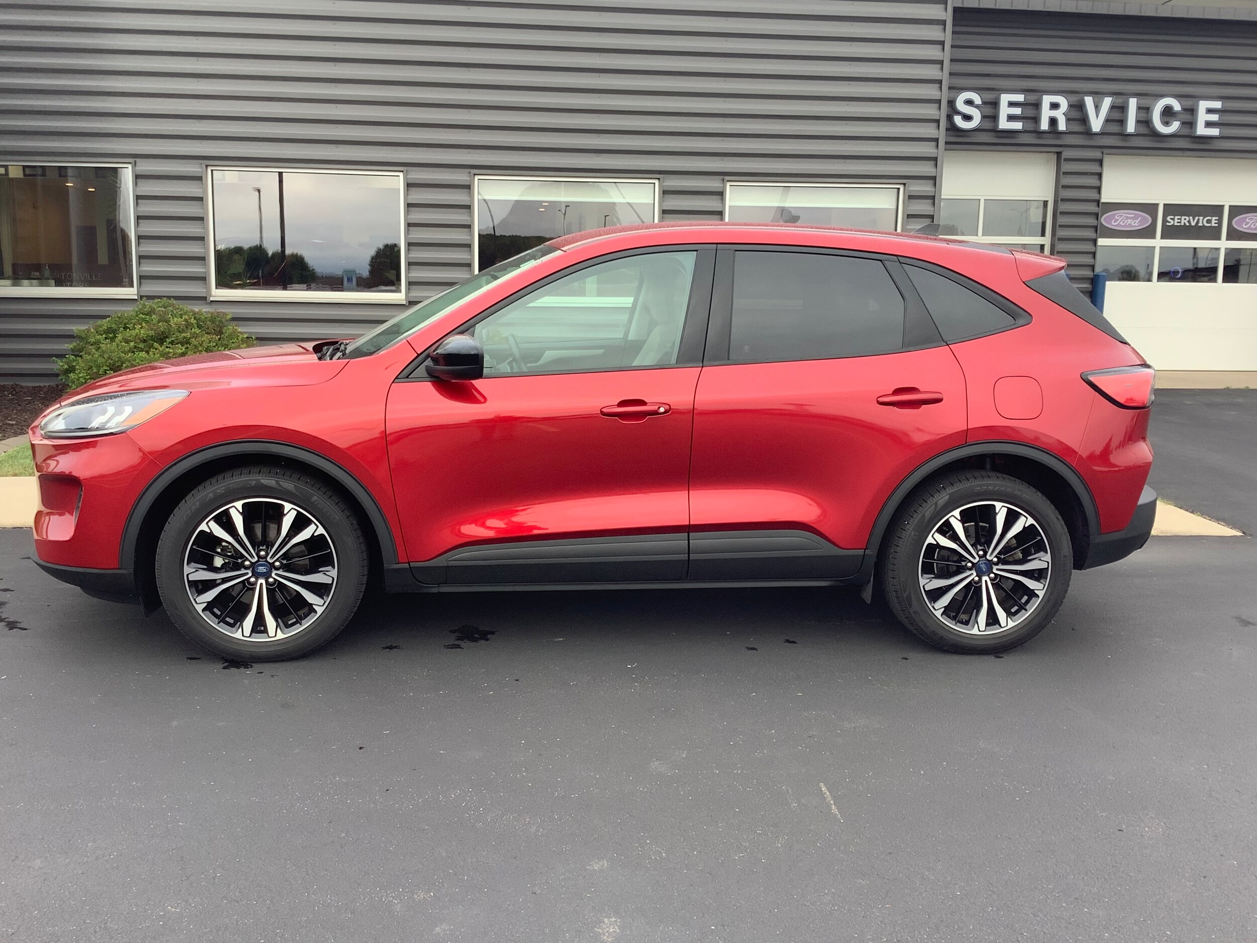 2022 Ford Escape Hybrid SE photo 2