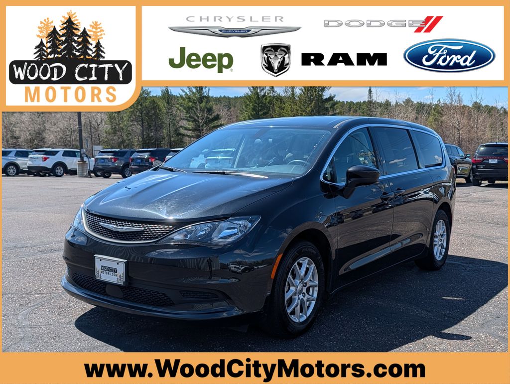 2022 Chrysler Voyager LX's photo
