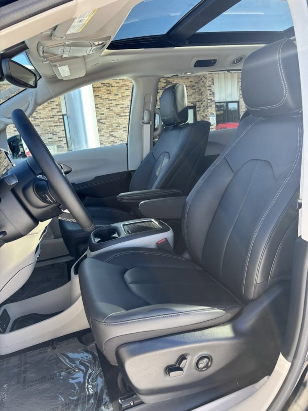 New 2024 Chrysler Pacifica TOURING L AWD Passenger Van