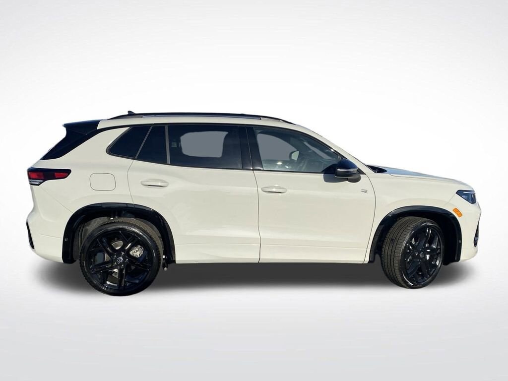 New 2026 Volkswagen Tiguan SE R-Line Black 2.0T SE R-Line Black 4MOTION