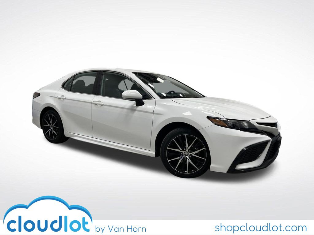 2024 Toyota Camry SE's photo
