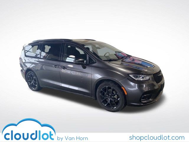 2021 Chrysler Pacifica Touring's photo