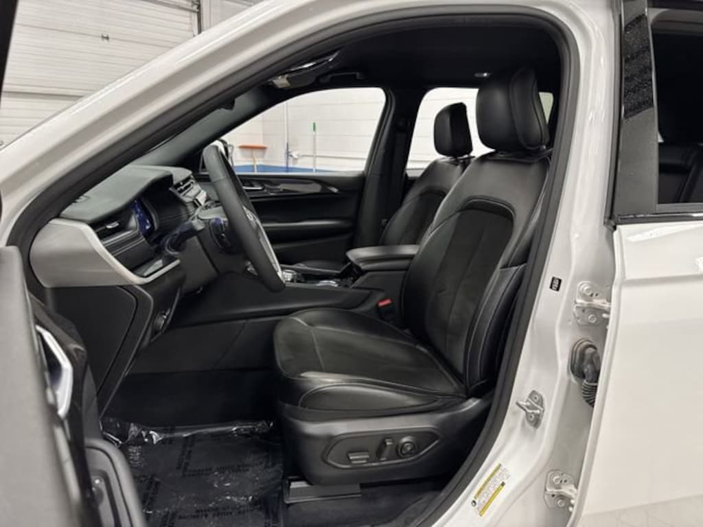 Used 2023 Jeep Grand Cherokee Altitude SUV