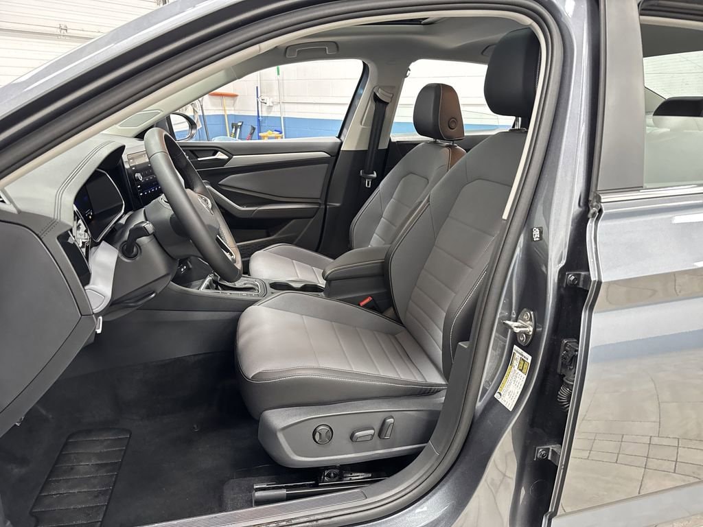 Used 2025 Volkswagen Jetta SE Sedan