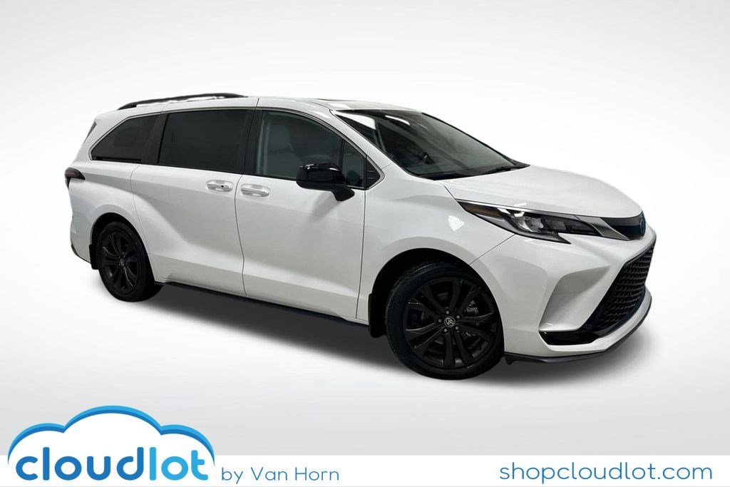 2024 Toyota Sienna XSE's photo