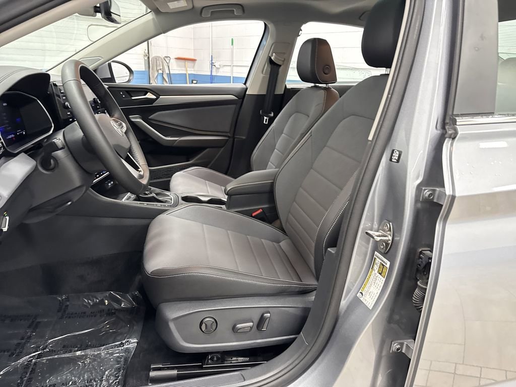 Used 2025 Volkswagen Jetta SE Sedan