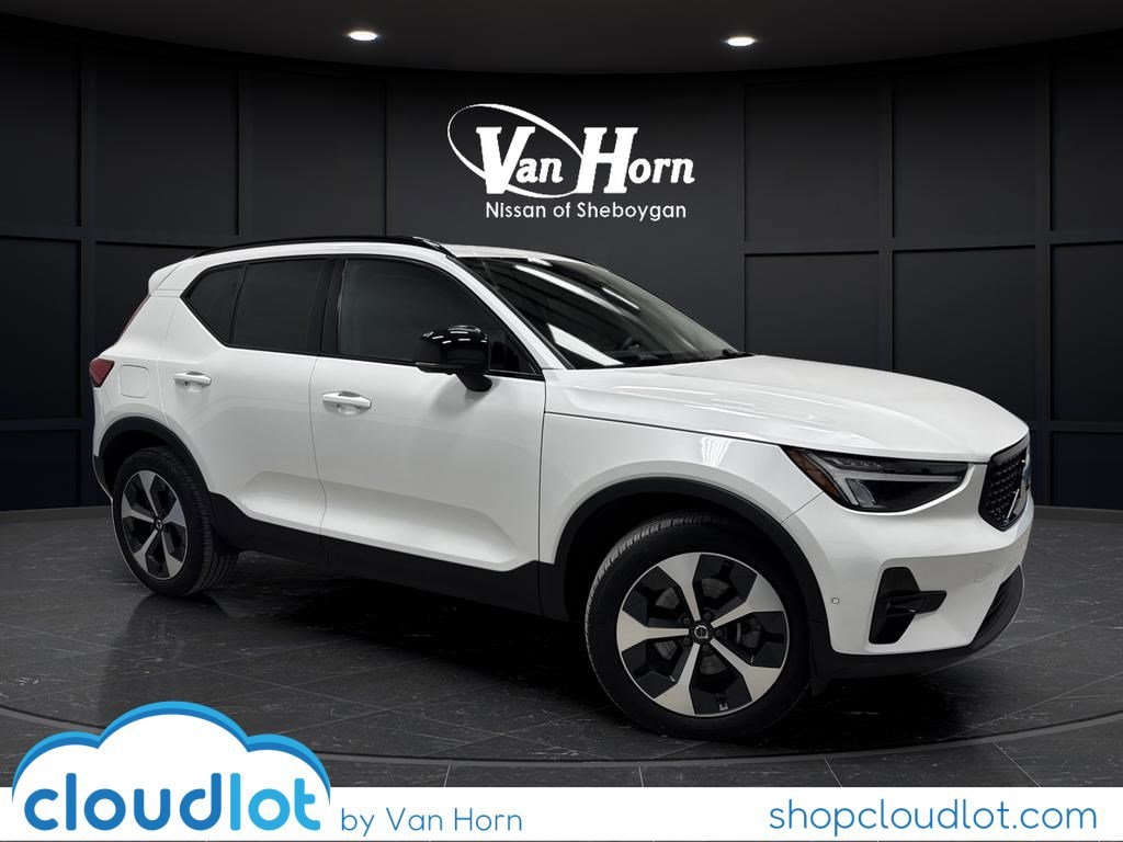 2024 Volvo XC40 B5 Plus Dark AWD's photo