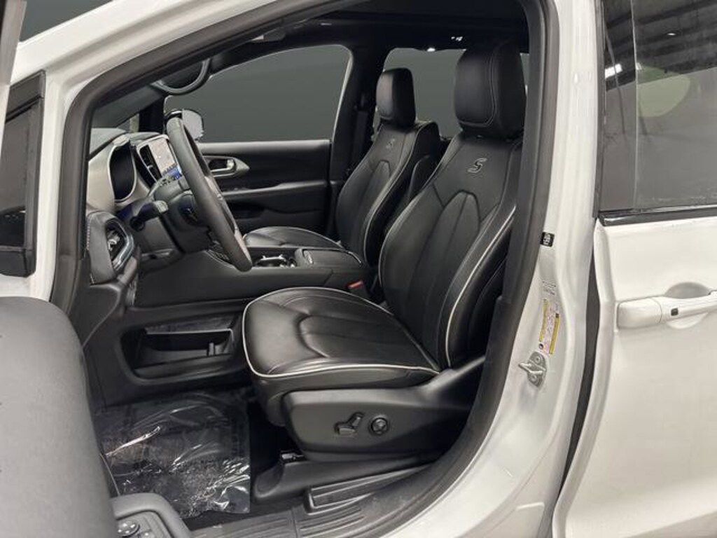 Used 2024 Chrysler Pacifica Limited Van Passenger Van
