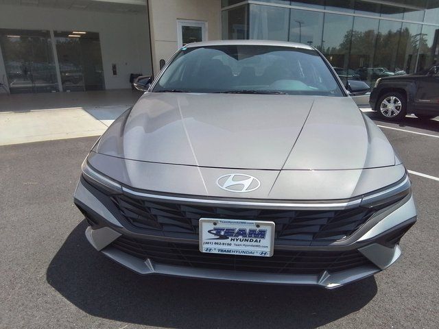2025 Hyundai Elantra SEL Sport photo 2