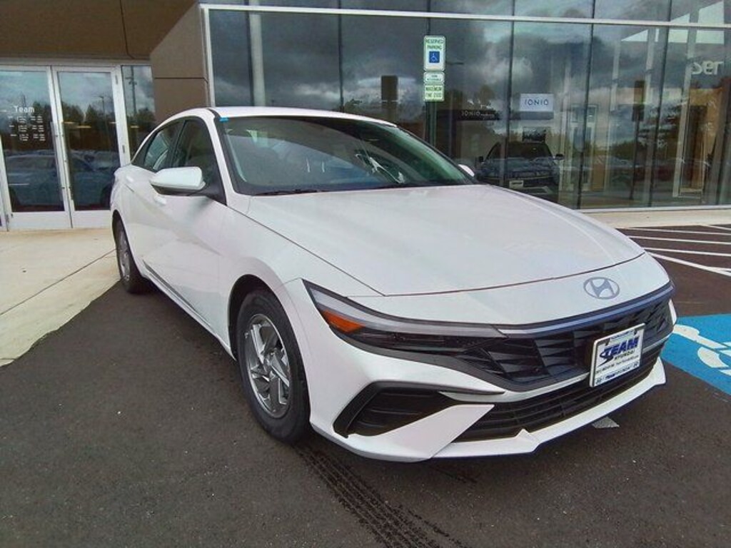 New 2025 Hyundai Elantra SE Sedan