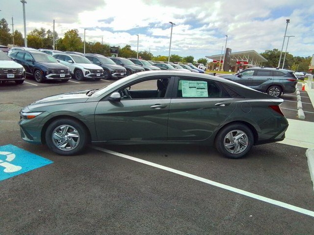 New 2025 Hyundai Elantra SE Sedan