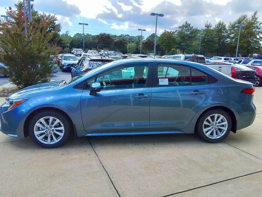New 2025 Toyota Corolla LE Sedan