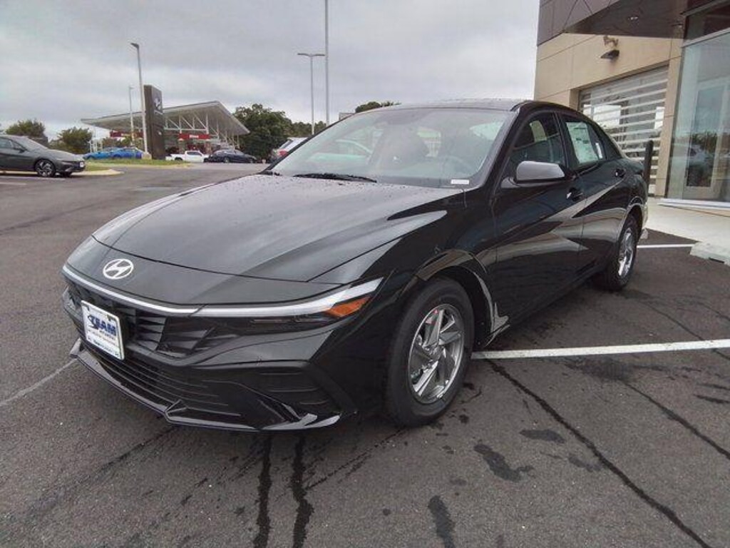 Used 2025 Hyundai Elantra SE Sedan