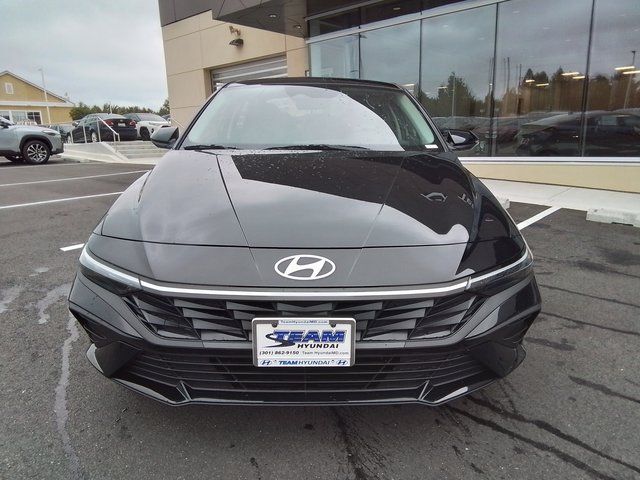 2025 Hyundai Elantra SE photo 2