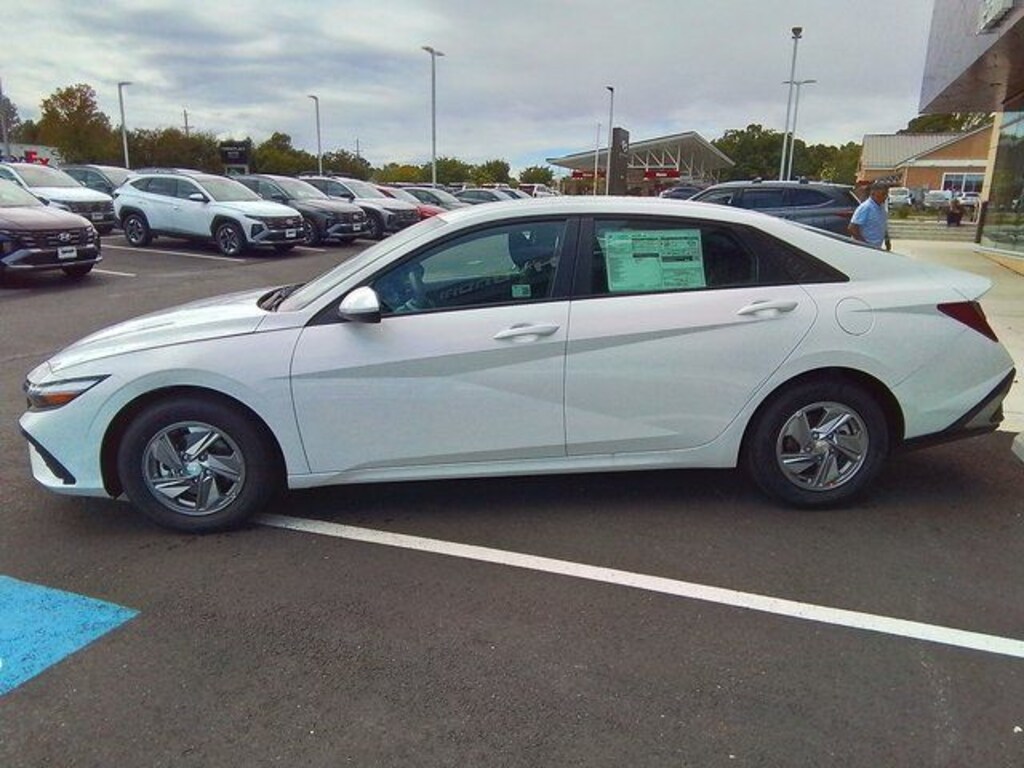 New 2025 Hyundai Elantra SE Sedan