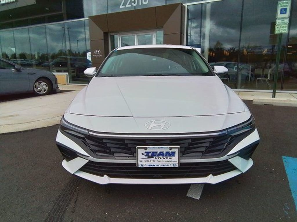 New 2025 Hyundai Elantra SE Sedan